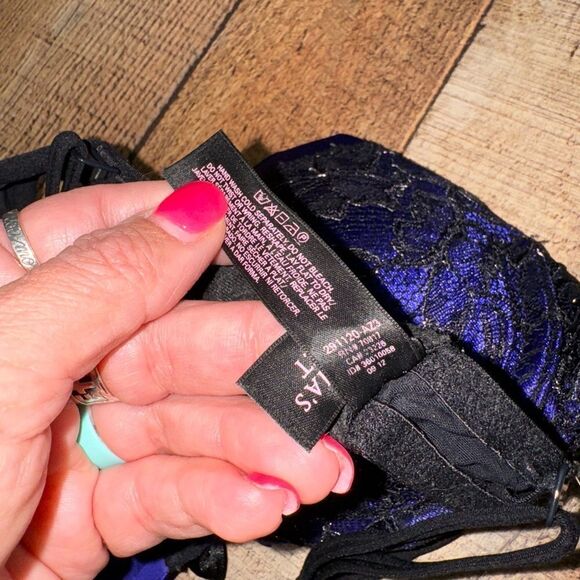 Victoria’s Secret very sexy plunge 32A - Picture 9 of 9